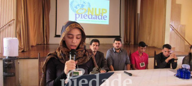 Estudantes simulam reunião da ONU frente a um iminente conflito mundial Estudantes simulam reunião da ONU frente a um iminente conflito mundial