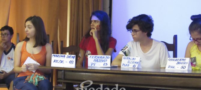 Estudantes exercitam a cidadania no Colégio Piedade Estudantes exercitam a cidadania no Colégio Piedade