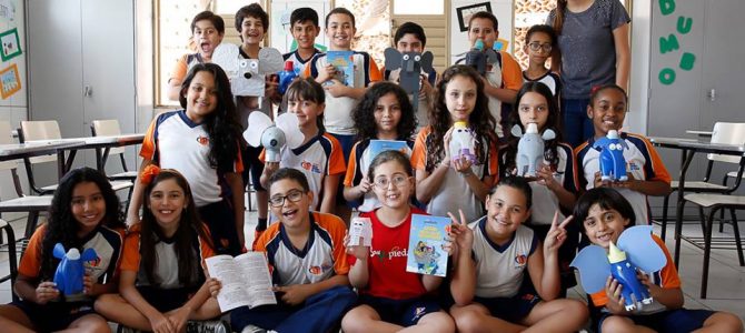 Alunos do Piedade lançam livro numa disputada tarde de autógrafos. Alunos do Piedade lançam livro numa disputada tarde de autógrafos.