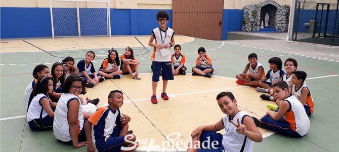 Alunos ensinam e aprendem, uns com os outros, contando histórias. Alunos ensinam e aprendem, uns com os outros, contando histórias.