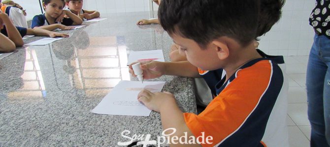 Aulas práticas, alunos aprendem com experimentação científica. Aulas práticas, alunos aprendem com experimentação científica.