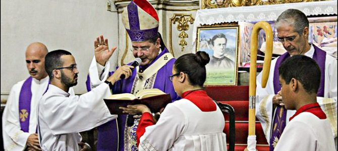 Dom Walmor celebra missa especial a Monsenhor Domingos Dom Walmor celebra missa especial a Monsenhor Domingos