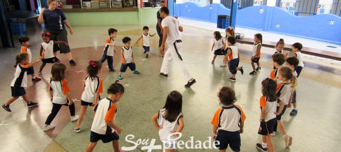 Capoeira, uma aula e múltiplas aprendizagens. Capoeira, uma aula e múltiplas aprendizagens.