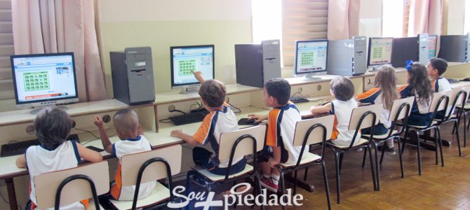 A informática contribuindo na aprendizagem. A informática contribuindo na aprendizagem.
