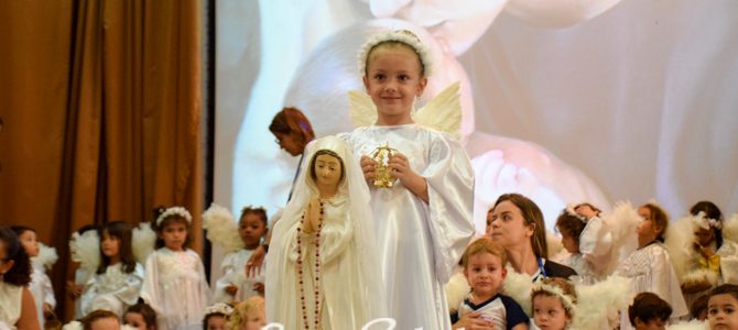 Salve a Virgem Maria, um viva a todas as mães! Salve a Virgem Maria, um viva a todas as mães!