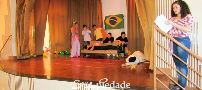 Estudantes encenam clássicos da literatura brasileira. Estudantes encenam clássicos da literatura brasileira.