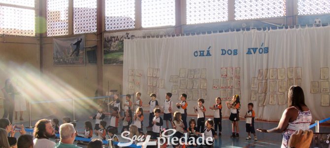 Arte, integração e alegria no Chá dos avós do Piedade. Arte, integração e alegria no Chá dos avós do Piedade.