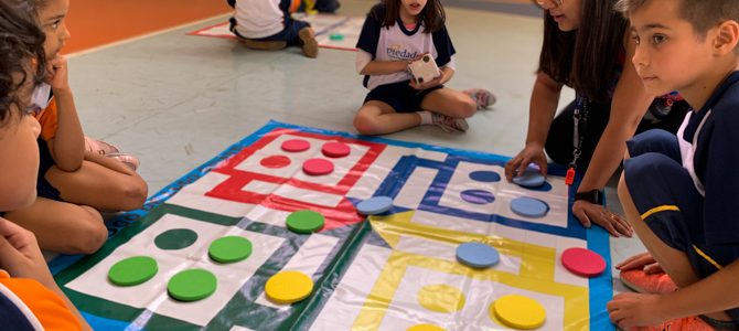 Jogar, brincar e aprender Jogar, brincar e aprender