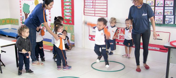 Múltiplas aprendizagens com o bambolê Múltiplas aprendizagens com o bambolê
