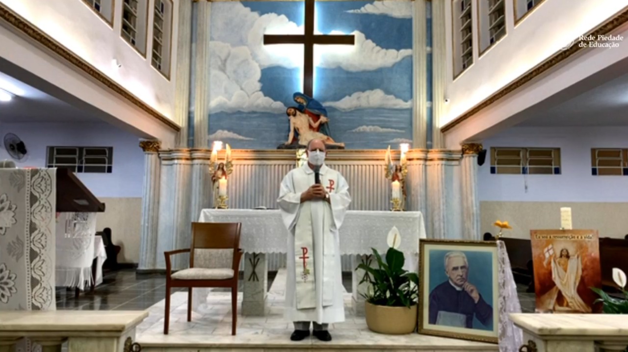 Primeira missa transmitida pelo Colégio Piedade reúne fiéis on-line para celebrar a Páscoa Primeira missa transmitida pelo Colégio Piedade reúne fiéis on-line para celebrar a Páscoa