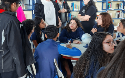 Estudantes participam de dinâmica promovida por universitários da UFMG