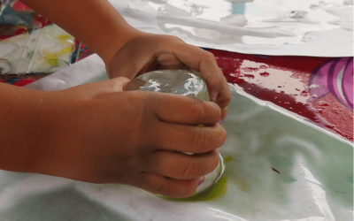 Pintura com gelo estimula a experimentação e a observação na Educação Infantil do Piedade