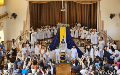 Coroação de Maria emociona famílias 💙✨